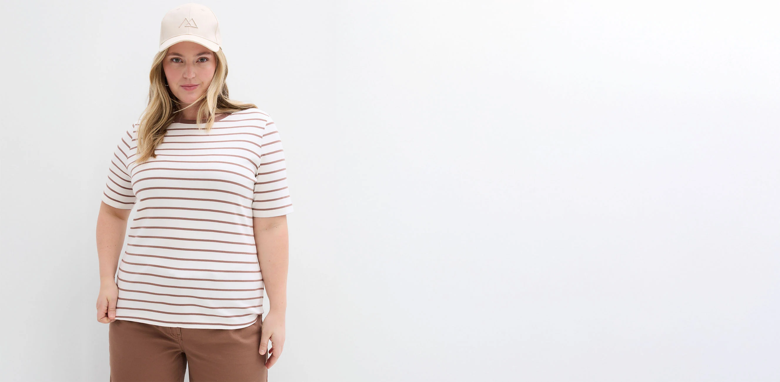 T-shirt van zwaar biologisch katoen wolwit/kastanjebruin gestreept