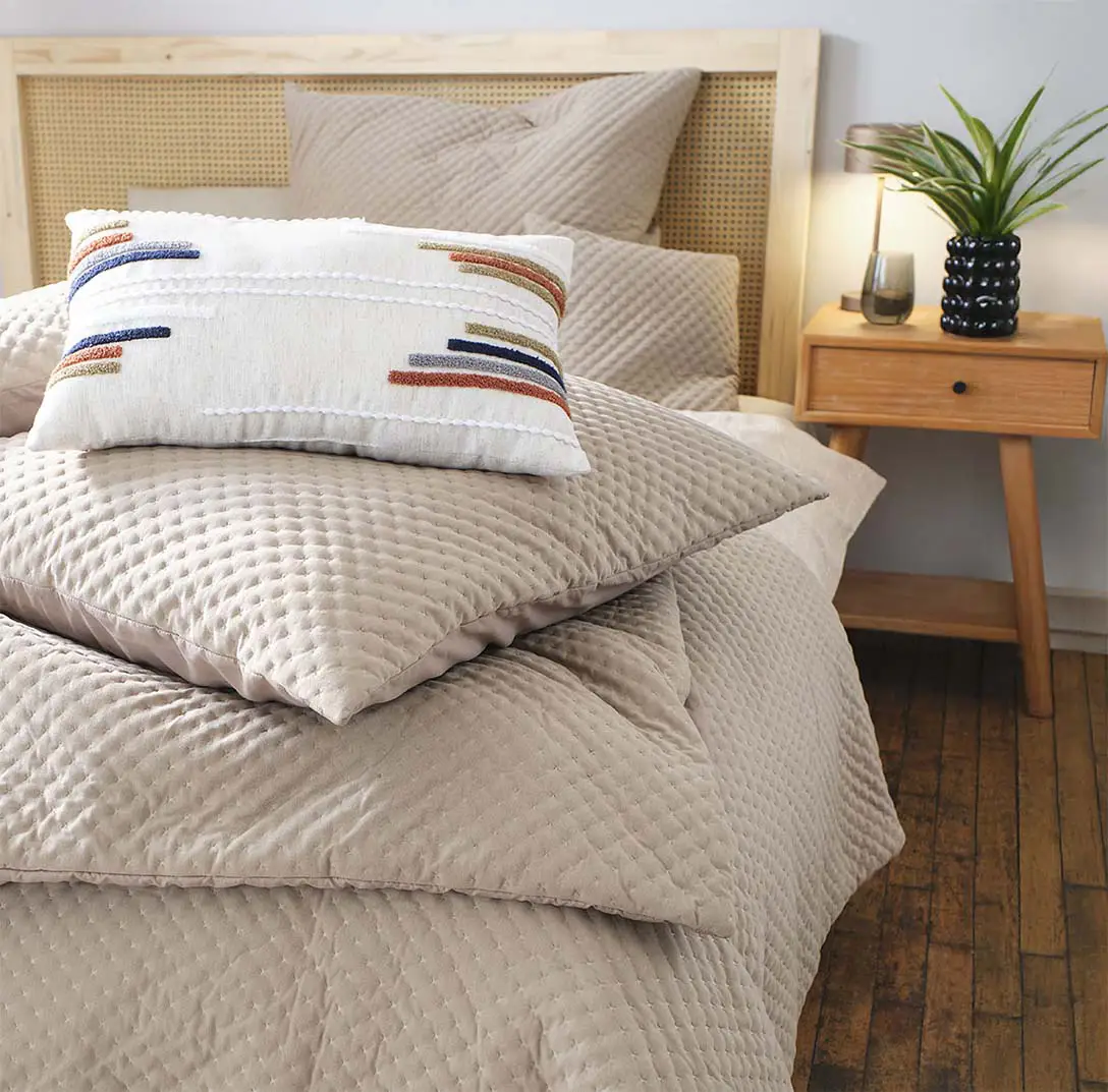 Gezellig beddengoed in zachte aardetinten.