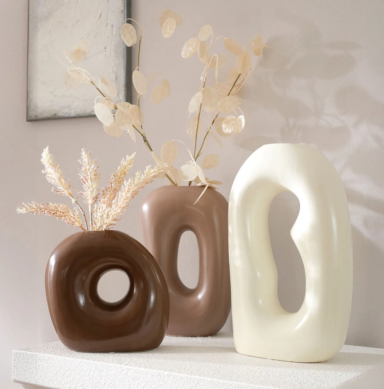Moderne vazen in aardetinten en wit.