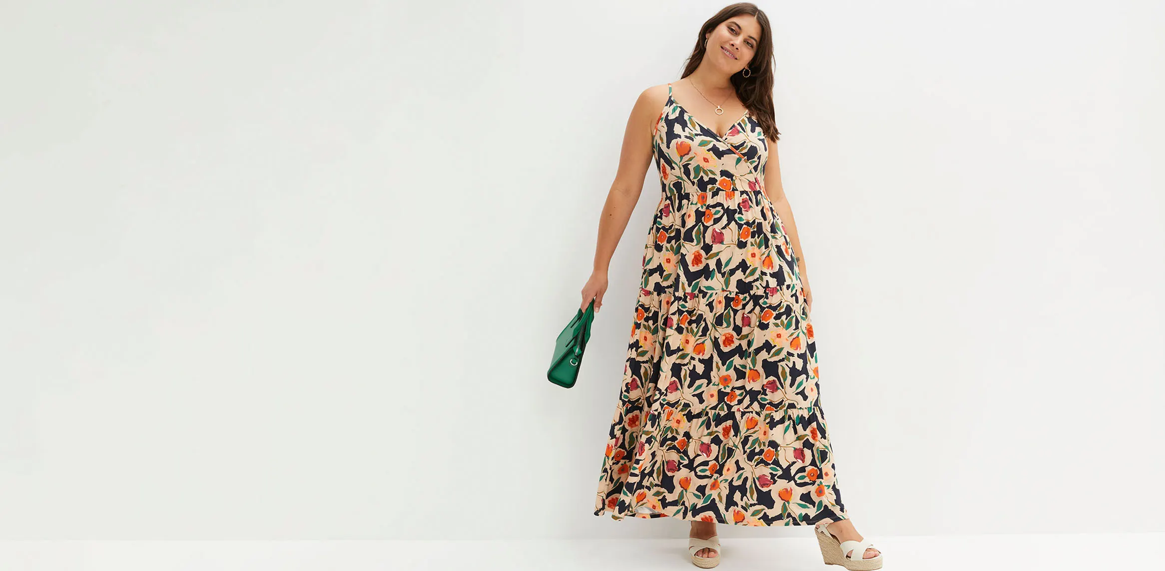 Lange zomerse jurk met een meerkleurig bloemmotief en schouderbandjes.