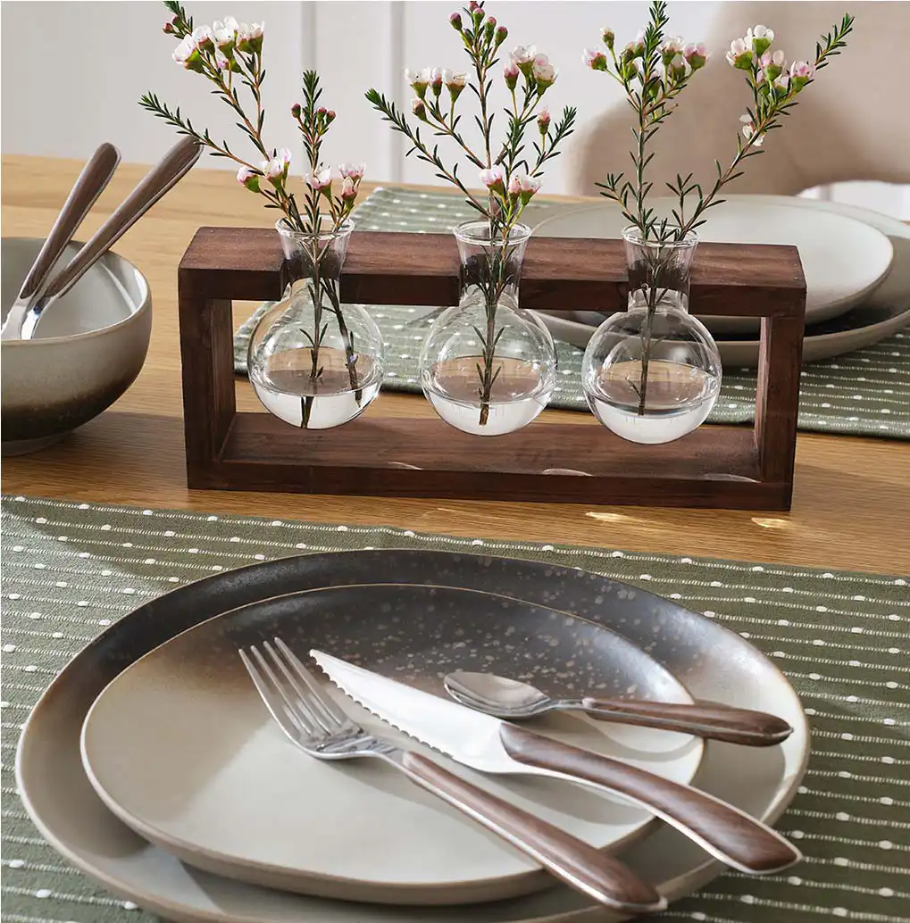 Servies en tafeldecoraties in neutrale tinten.