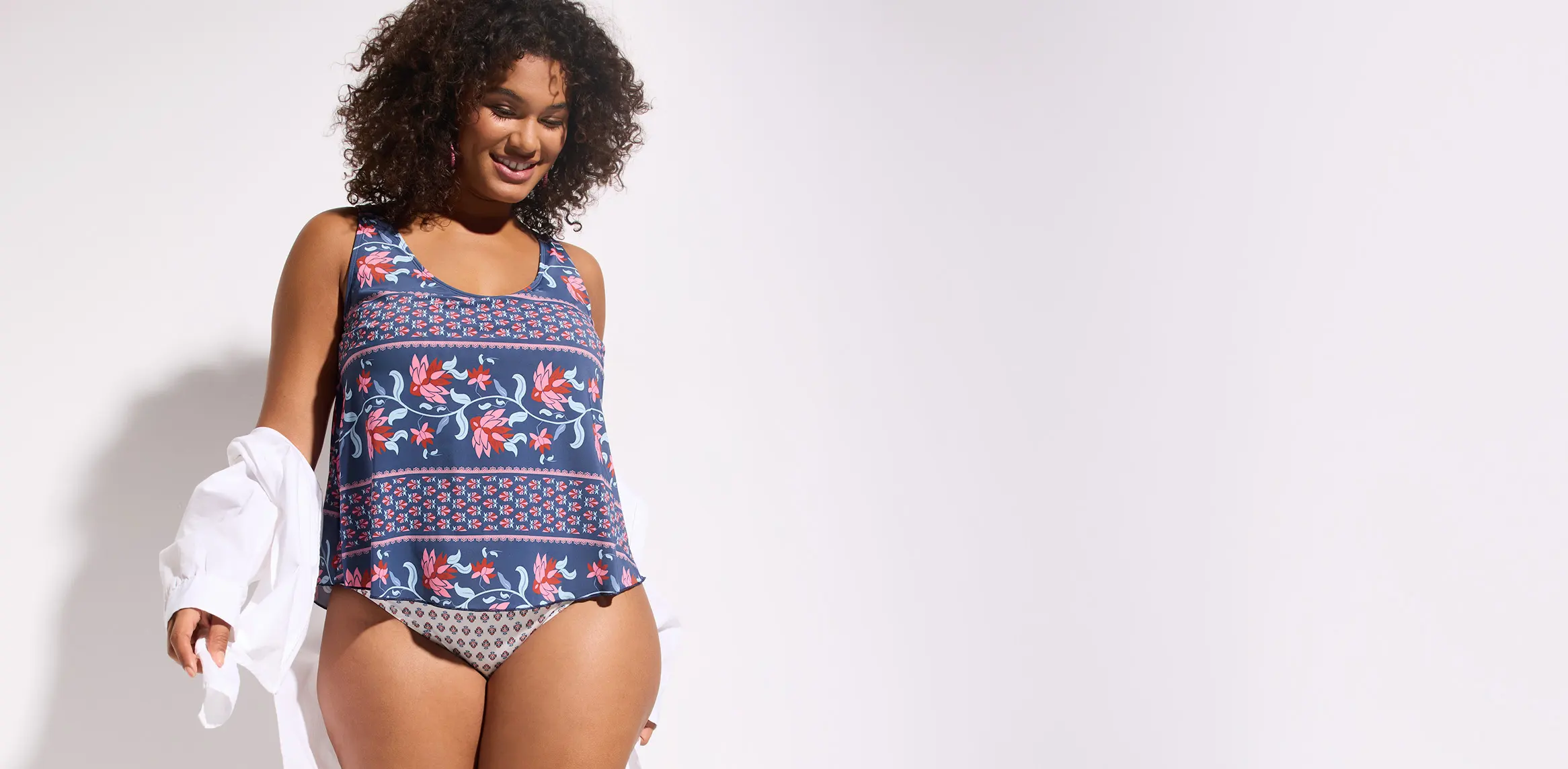 Donkerblauwe tankini met een opvallend bloemenmotief.