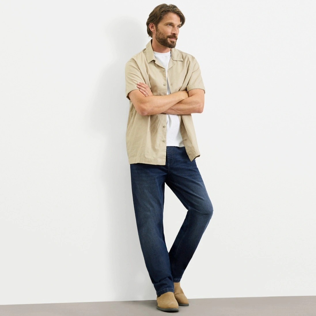 Wit T-shirt, blauwe Loose Fit jeans en witte sneakers.