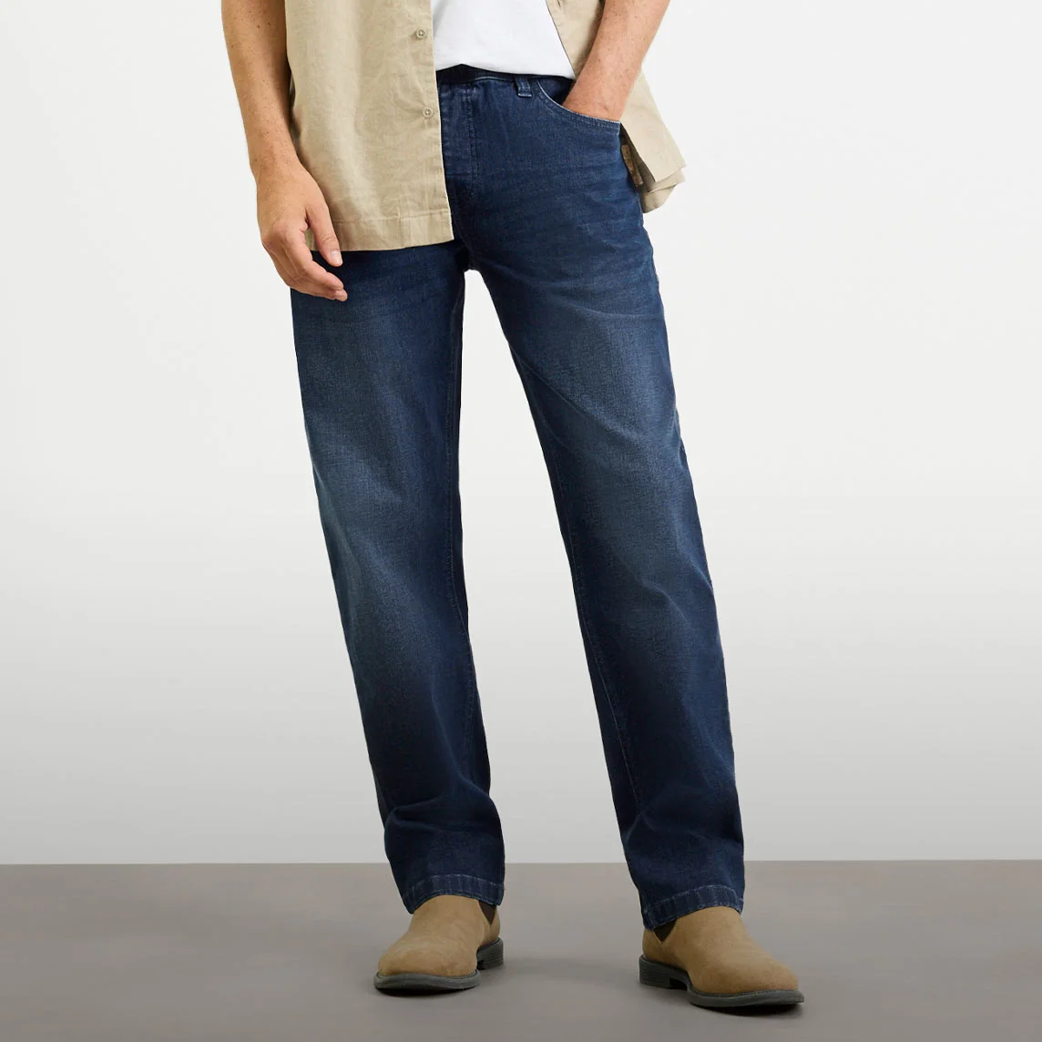 Veelzijdige jeansstijlen: van klassiek overhemd tot jassen en casual truien. Tijdloze denimmode voor mannen.