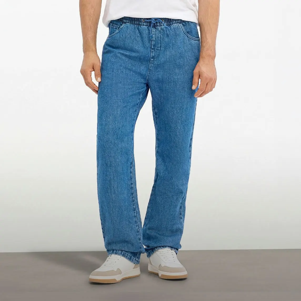 Veelzijdige jeansstijlen: van klassiek overhemd tot jassen en casual truien. Tijdloze denimmode voor mannen.