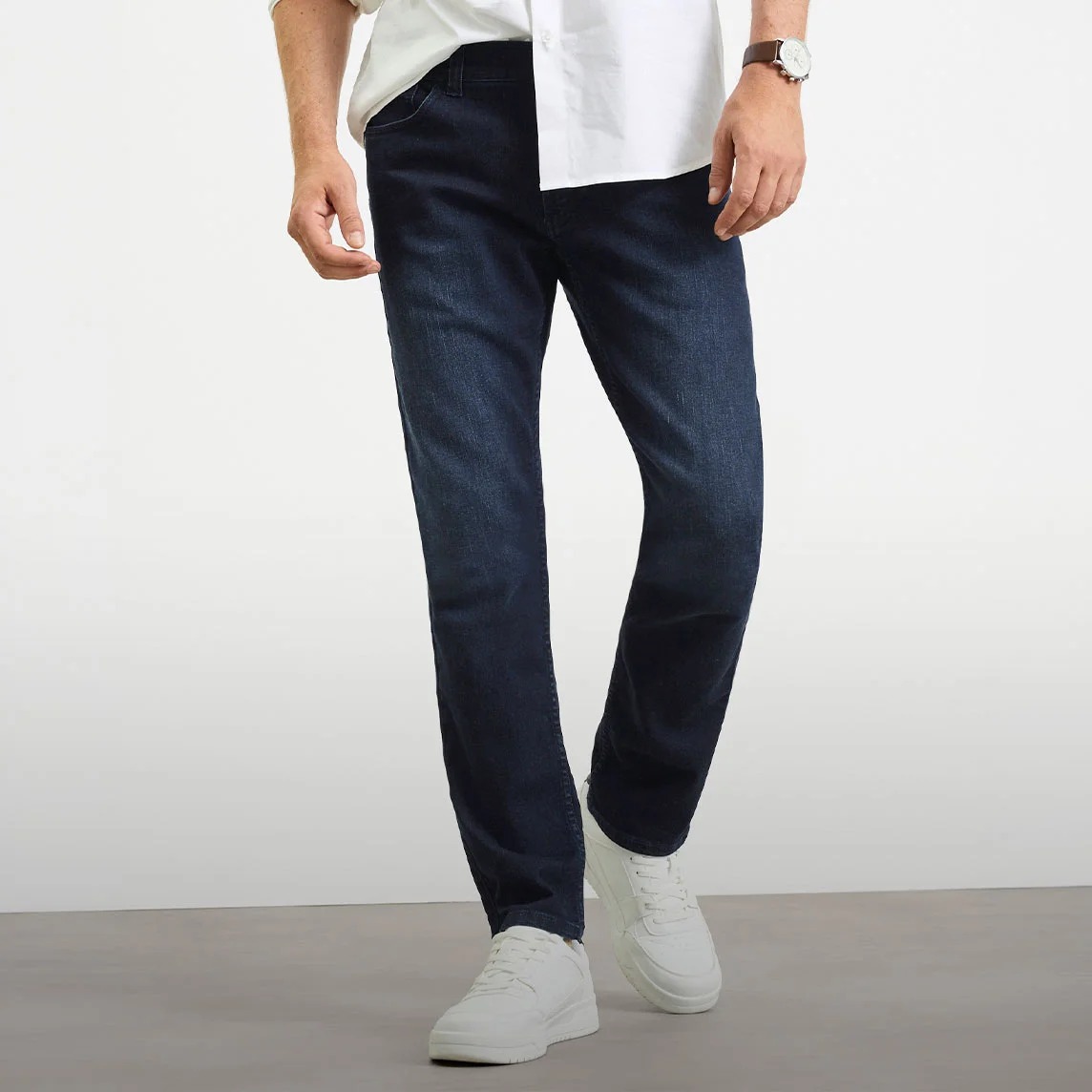 Veelzijdige jeansstijlen: van klassiek overhemd tot jassen en casual truien. Tijdloze denimmode voor mannen.