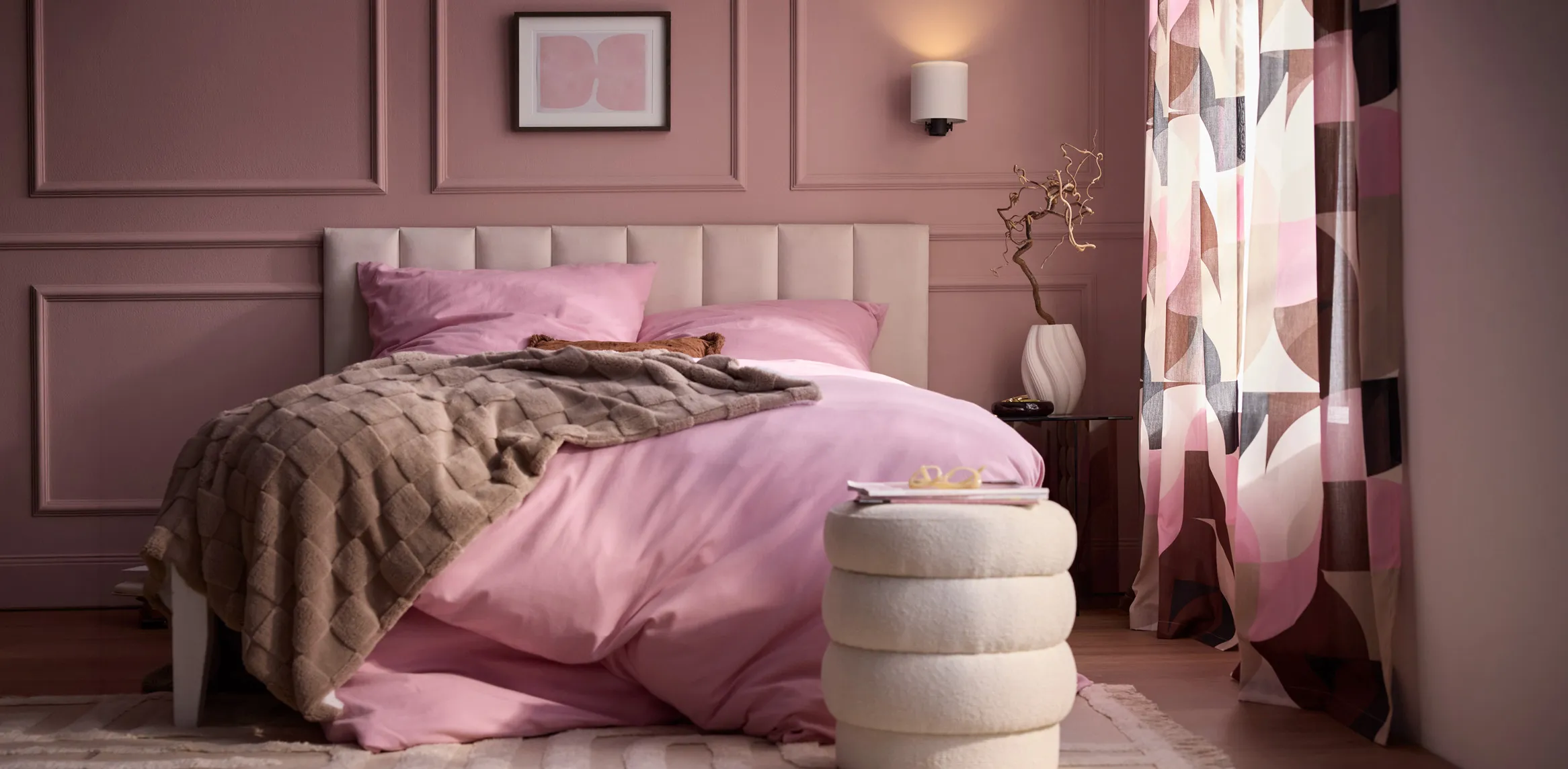 Roze beddengoedset op een bed in een gezellige slaapkamer, ingericht in zachte pasteltinten.