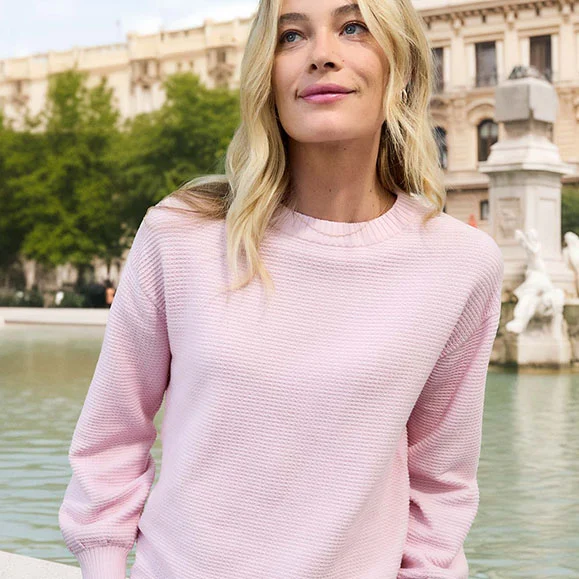 Roze trui met ronde hals.