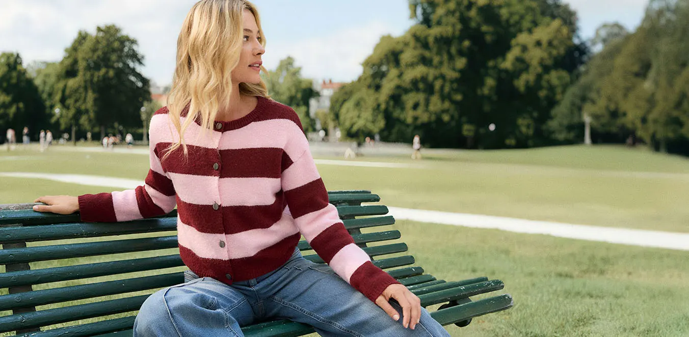 Gestreept T-shirt gecombineerd met blauwe jeans.