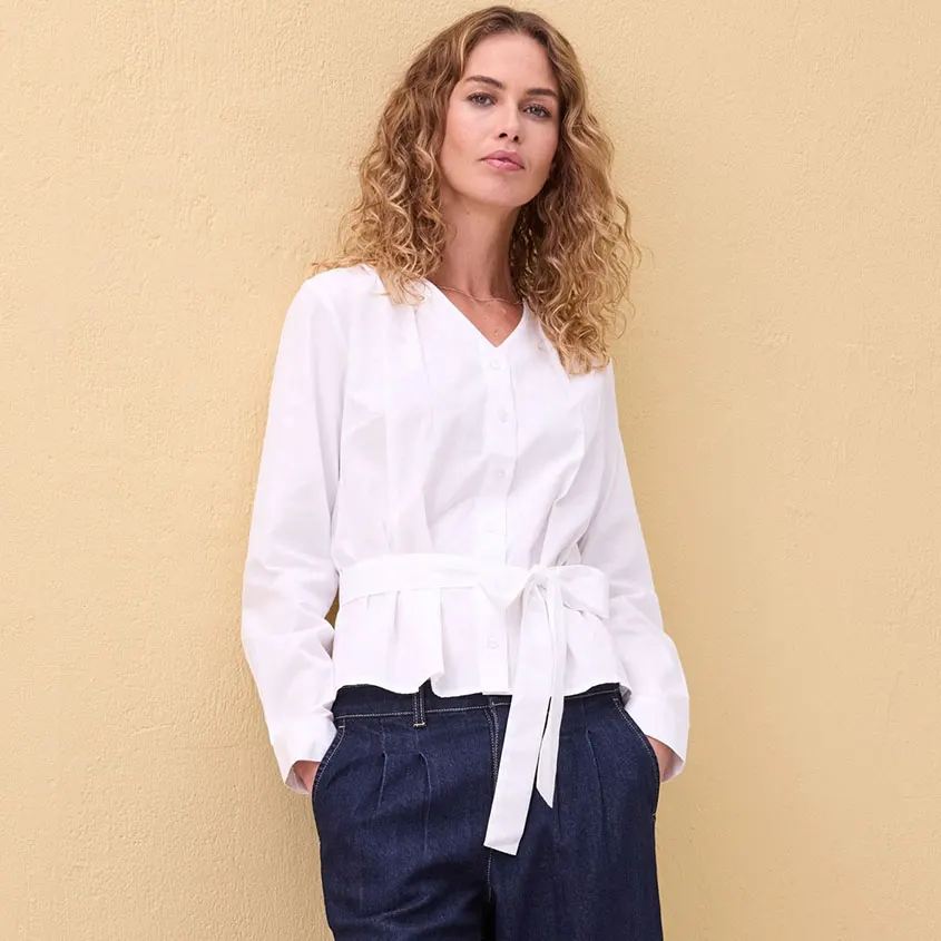 Elegante witte wikkelblouse met lange mouwen en bindstrikje.
