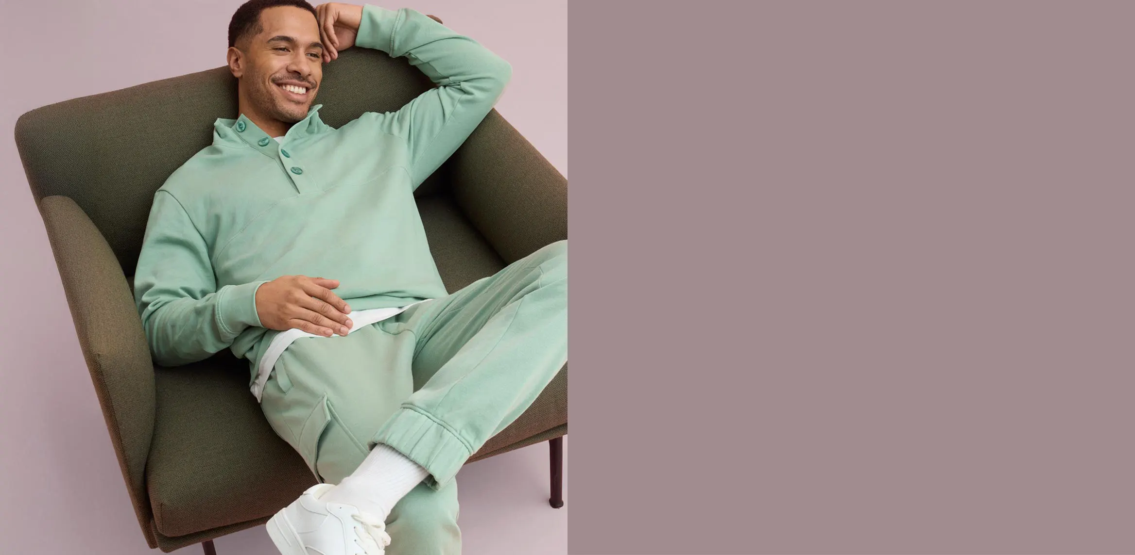 Muntgroene sweater met bijpassende joggingbroek.