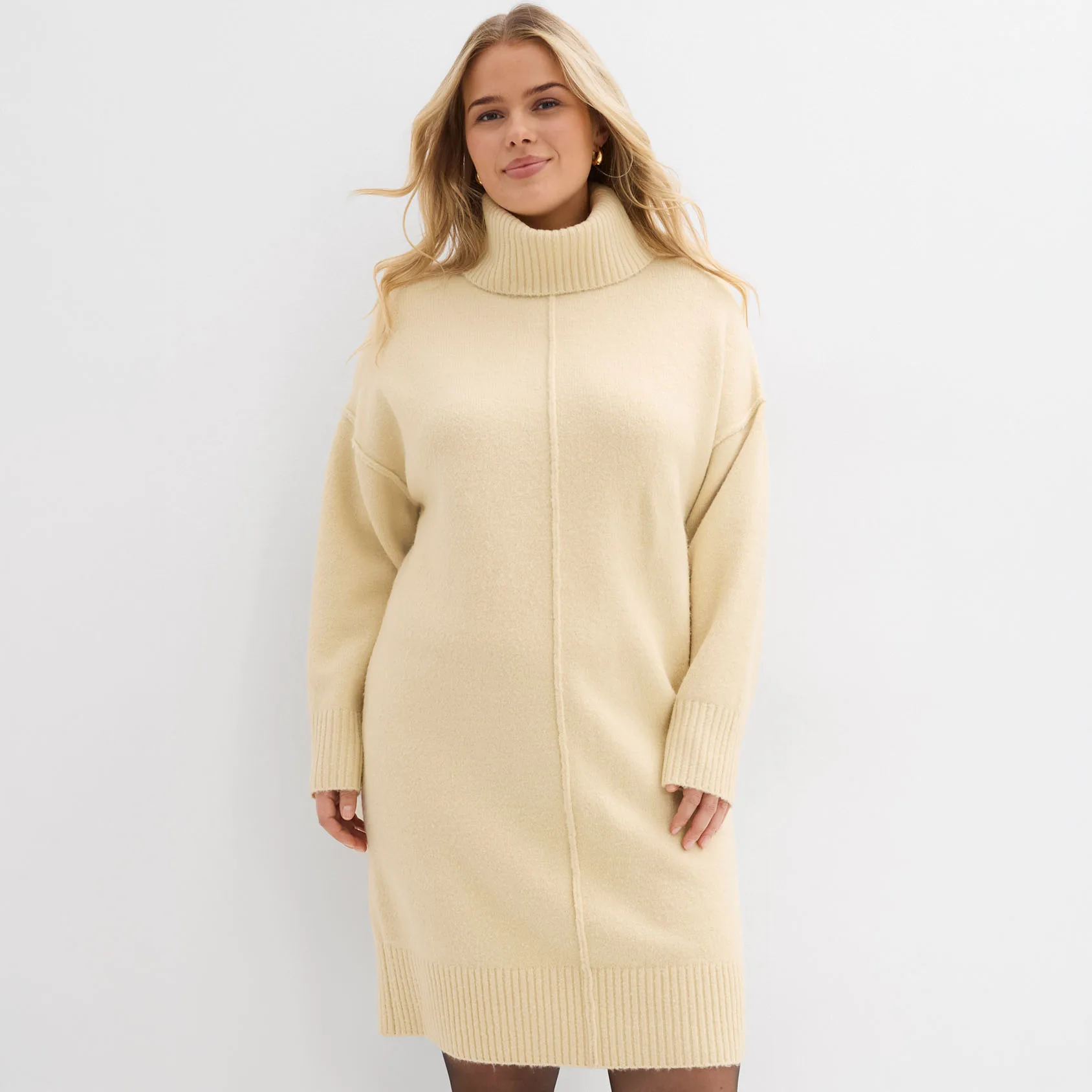 Tijdloos en elegant in wit: wijde truien en luchtige overhemden voor zomerse dagen.