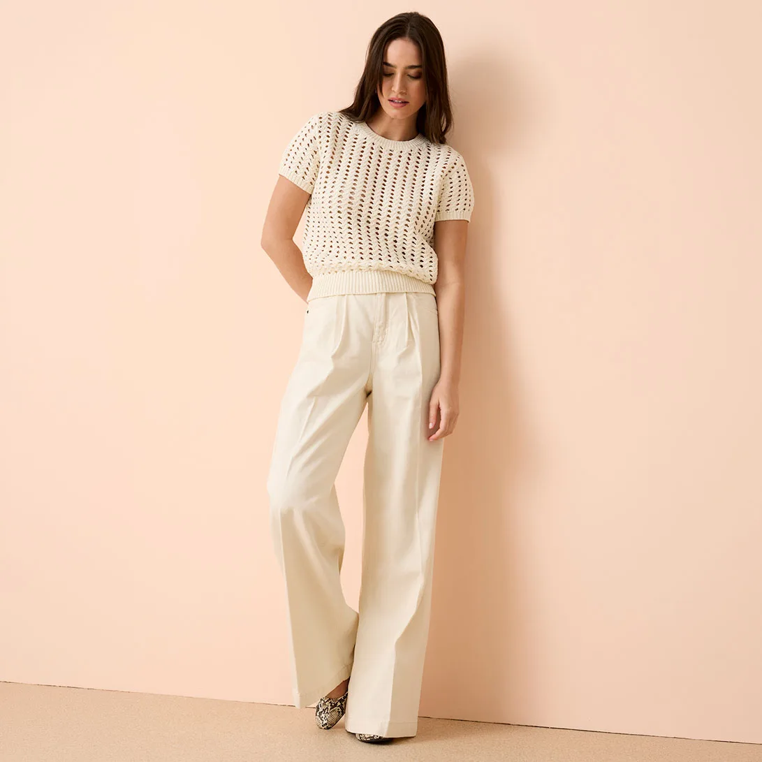 Comfortabele beige jas met capuchon, ritssluiting en zakken.