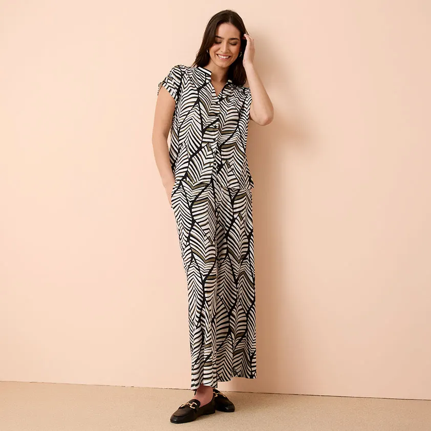 Blouse en broek met zwart-witpatroon – een harmonieuze look all-over.