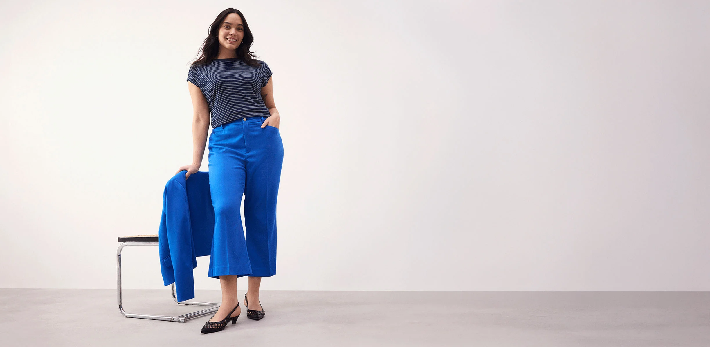 Grijs T-shirt en blauwe culotte zorgen voor een casual maar stijlvolle look.