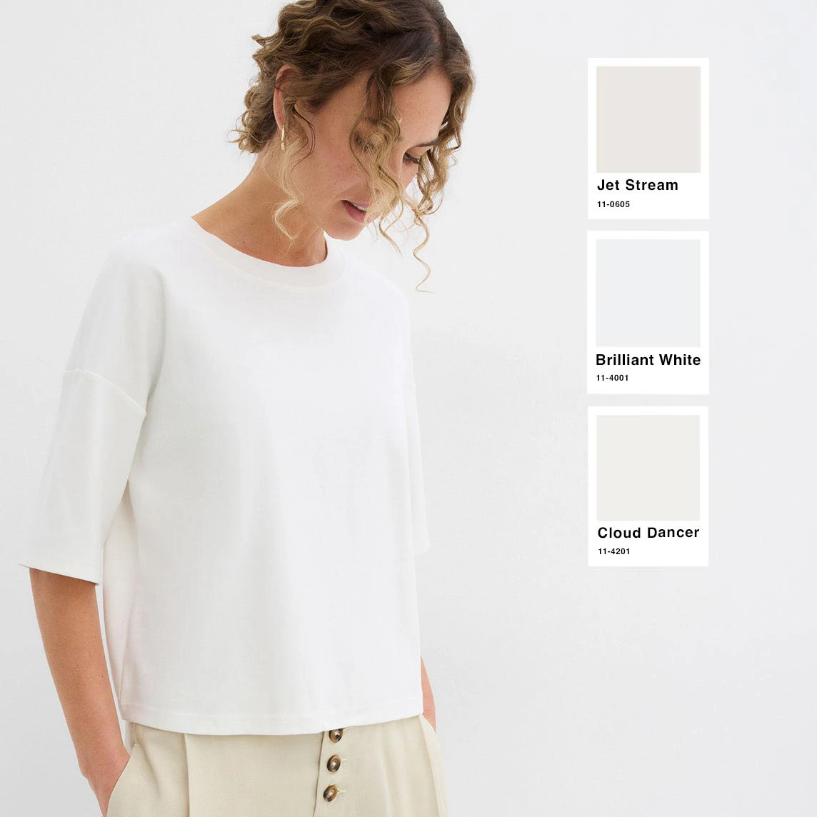 Minimalistisch wit T-shirt met halflange mouwen.