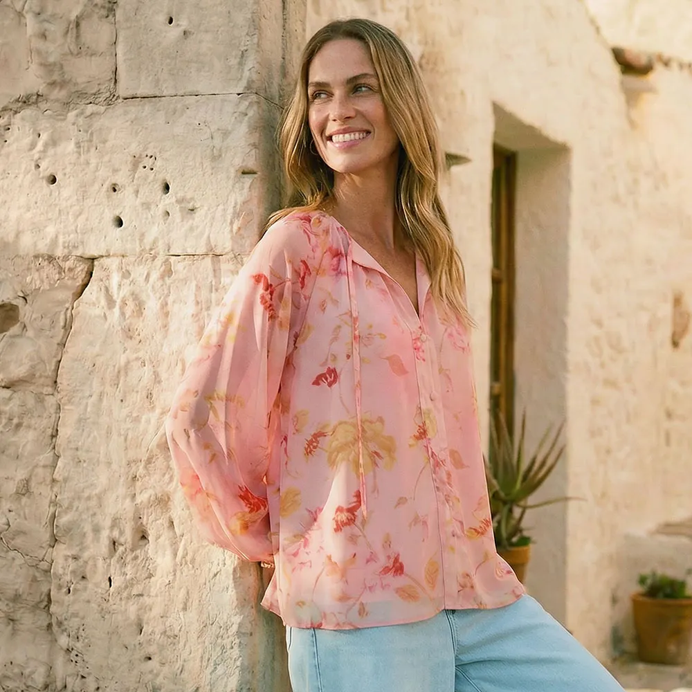 Zomerblouse in zachtroze met bloemenprint.