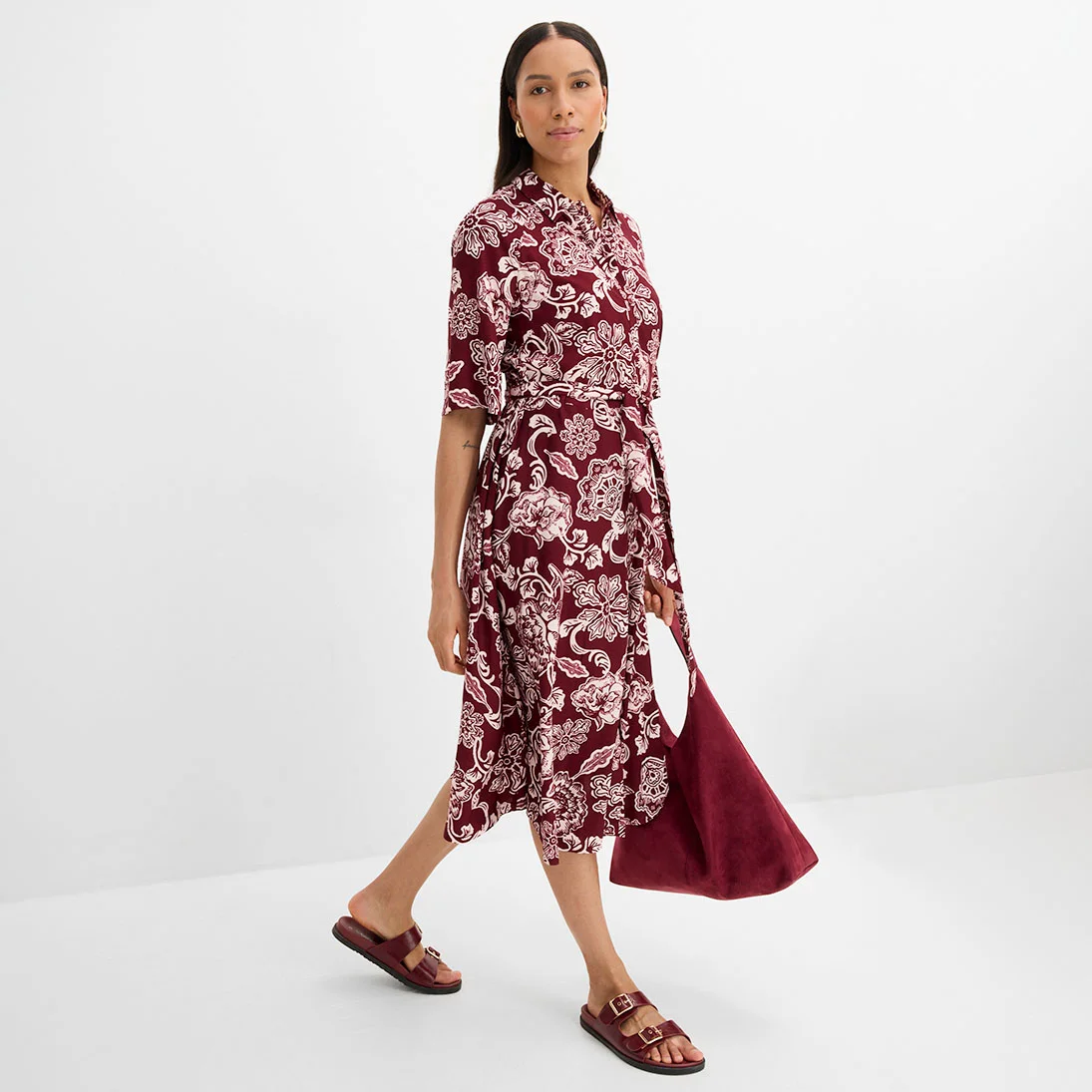 Elegante overhemdjurk met roze-rode bloemenprint en ceintuur.