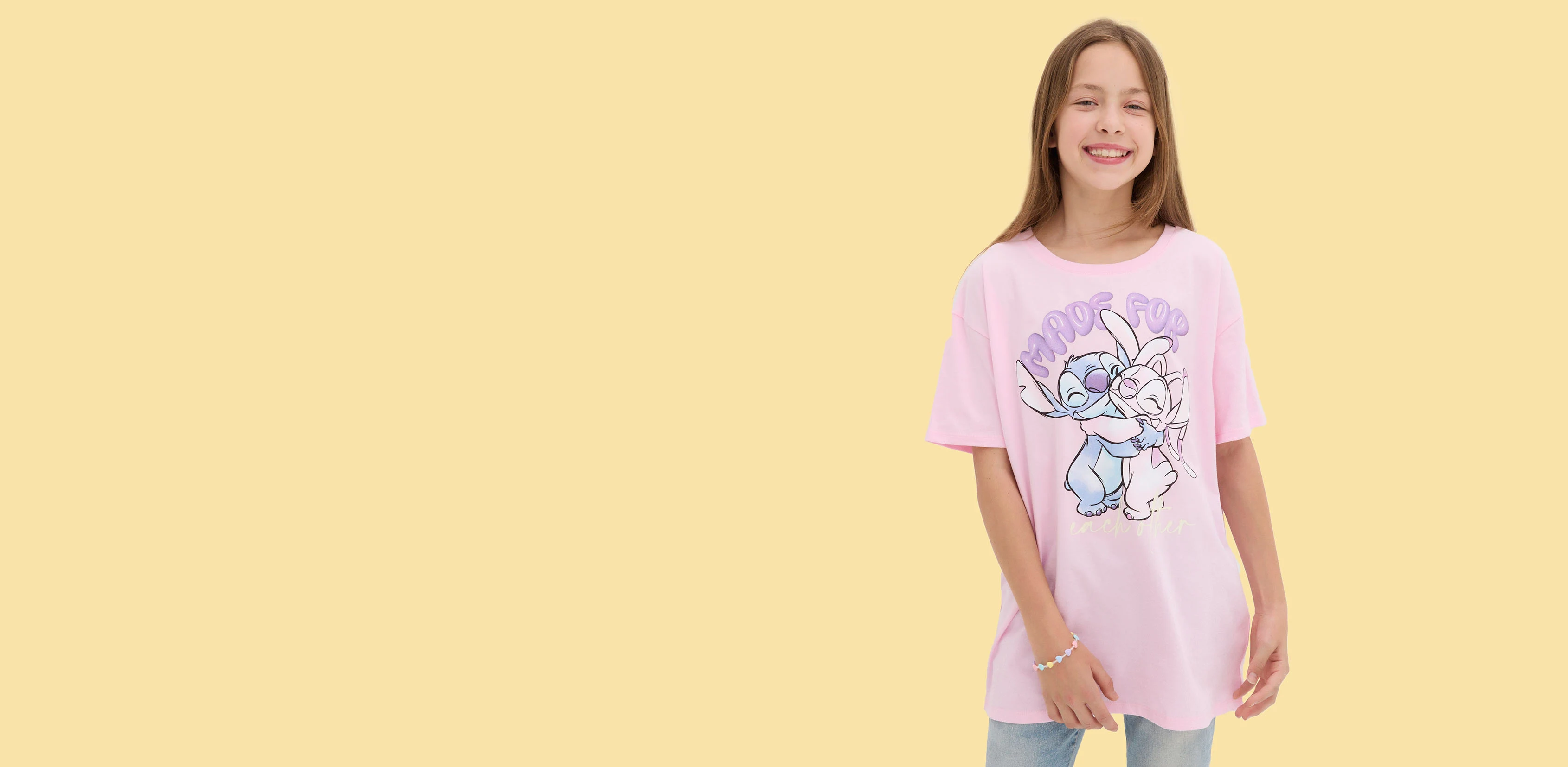 Een roze T-shirt met cartoonopdruk zorgt voor een vrolijke, speelse look.
