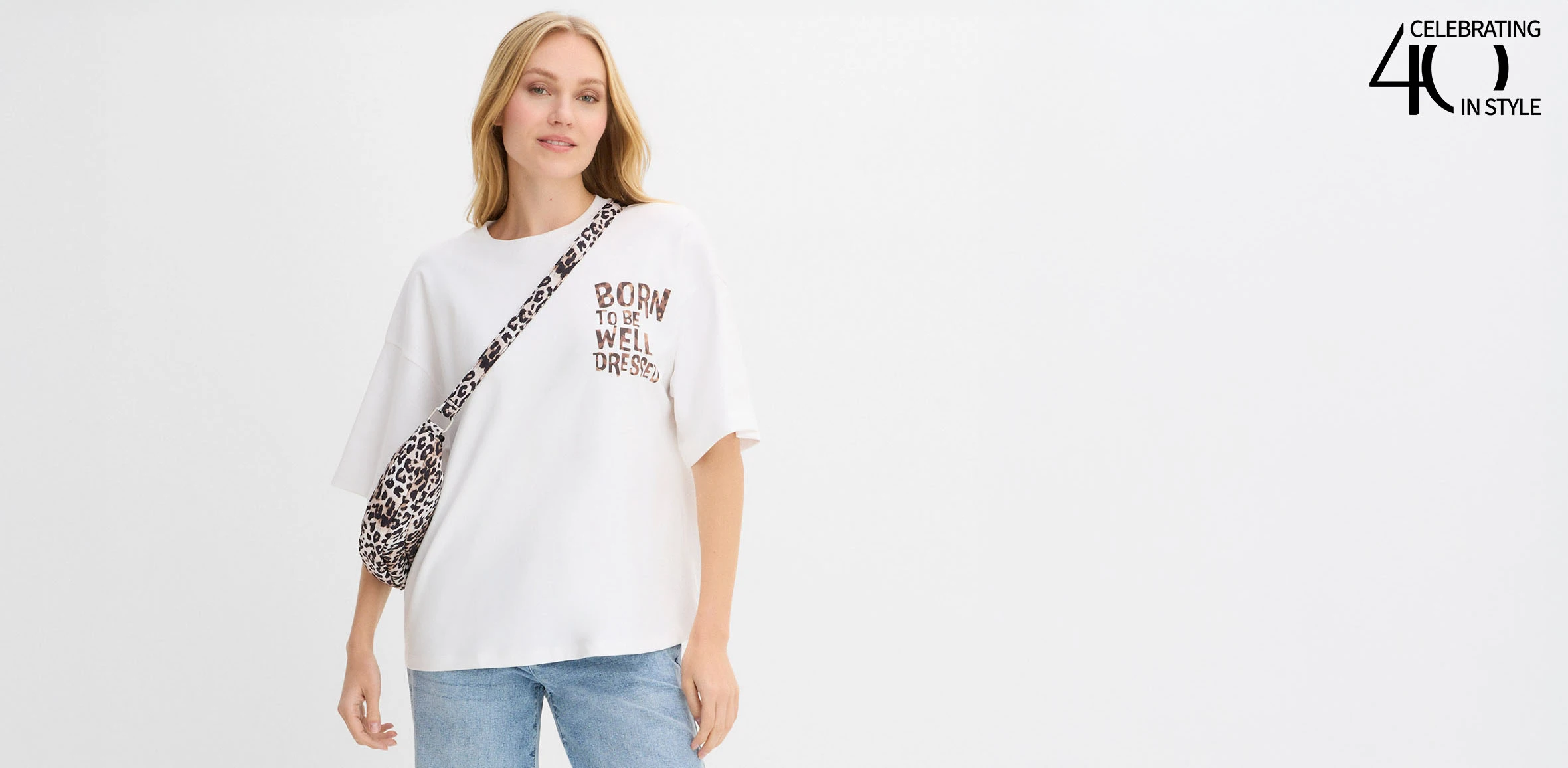 Wit T-shirt met opdruk en detail met luipaardprint gecombineerd met casual blauwe jeans.