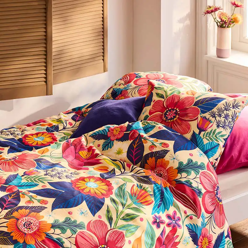 Op dit dekbedovertrekt zorgt de speelse bloemenprint voor een zomerse look.