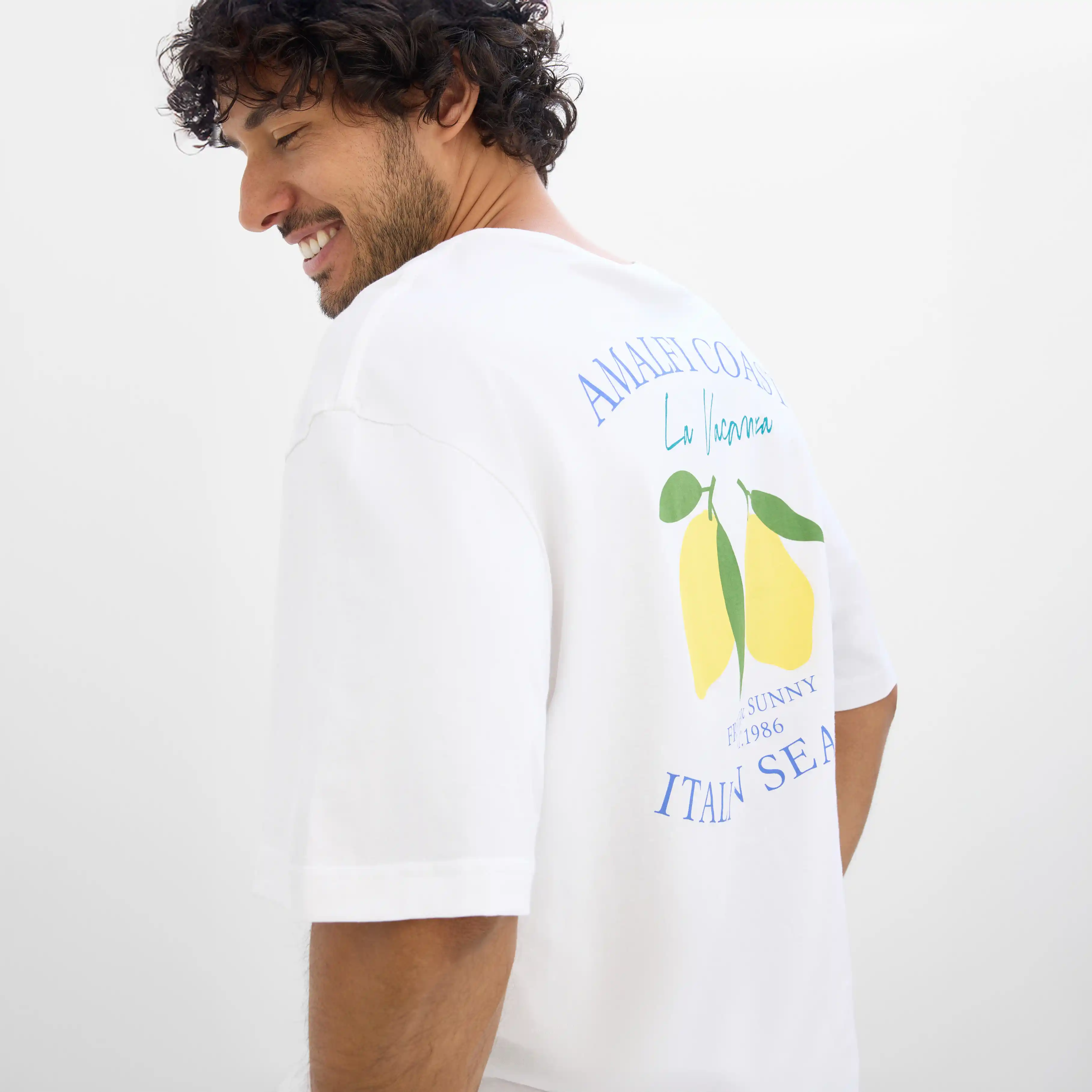 Wit T-shirt met citroenmotief en tekst op de achterkant.