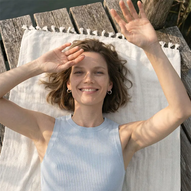 Vrouw draagt zomerse, lichtblauwe geribde top.