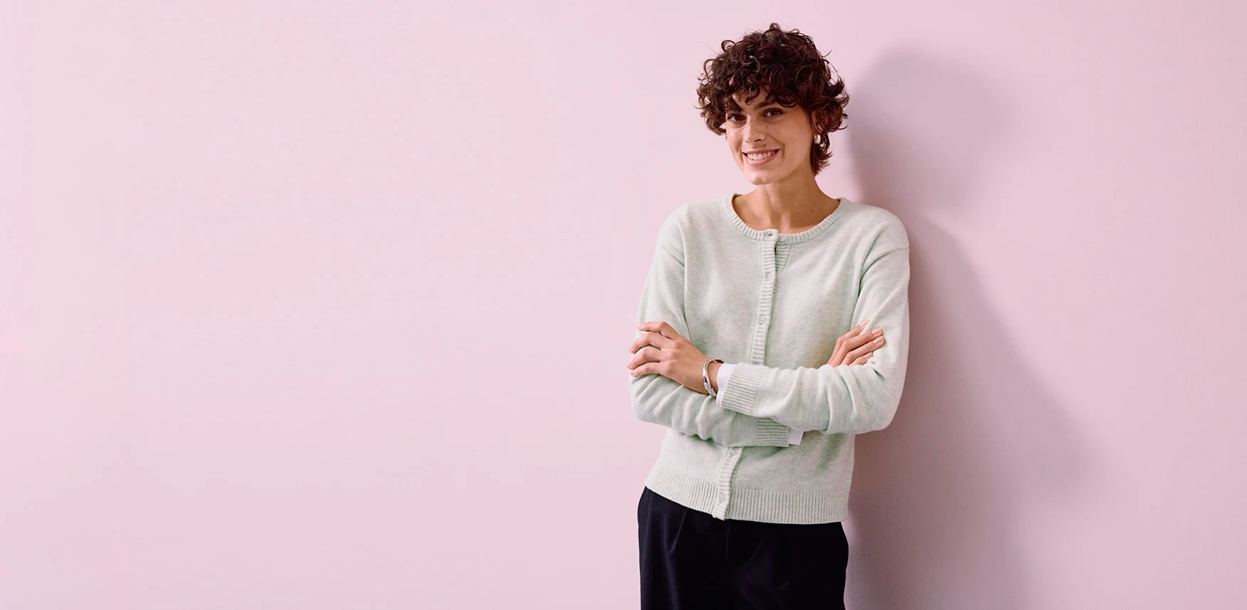 Lichtgroen vest gecombineerd met elegante zwarte broek.