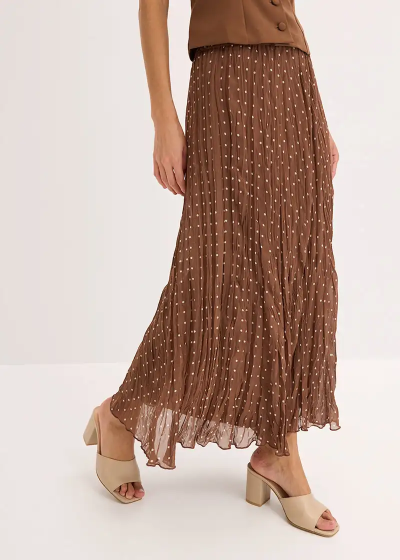 Bruine plissé rok met witte stippen, bruin shirt en beige mules met hak.