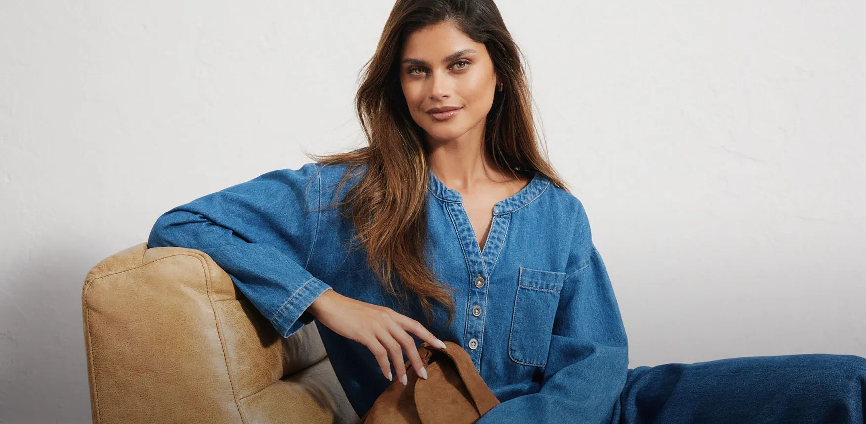 Casual jeansshirt met knoopsluiting en een bijpassende jeans.
