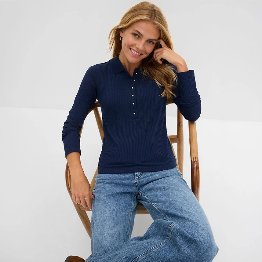 Donkerblauw poloshirt met knoopsluiting en wijde jeans – comfortabel en stijlvol.