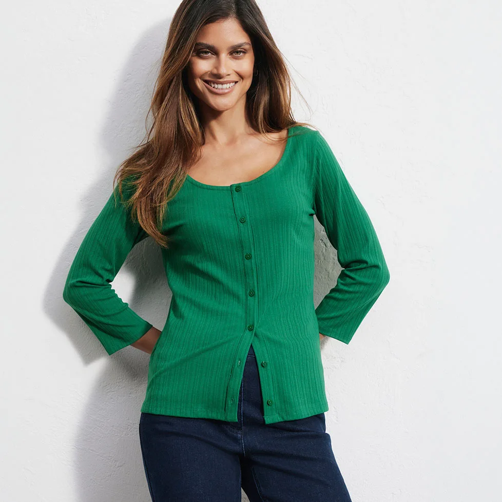 Groen geribde top met knoopsluiting en een donkere jeans voor een noncha look