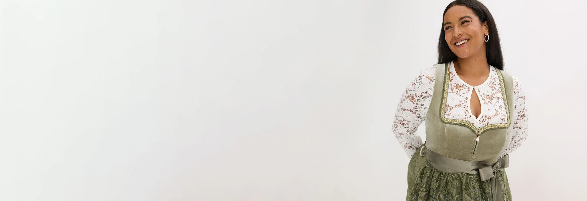 Prachtige dirndl met een witte kanten blouse, een olijfgroen fluwelen lijfje en een bijpassende rok.