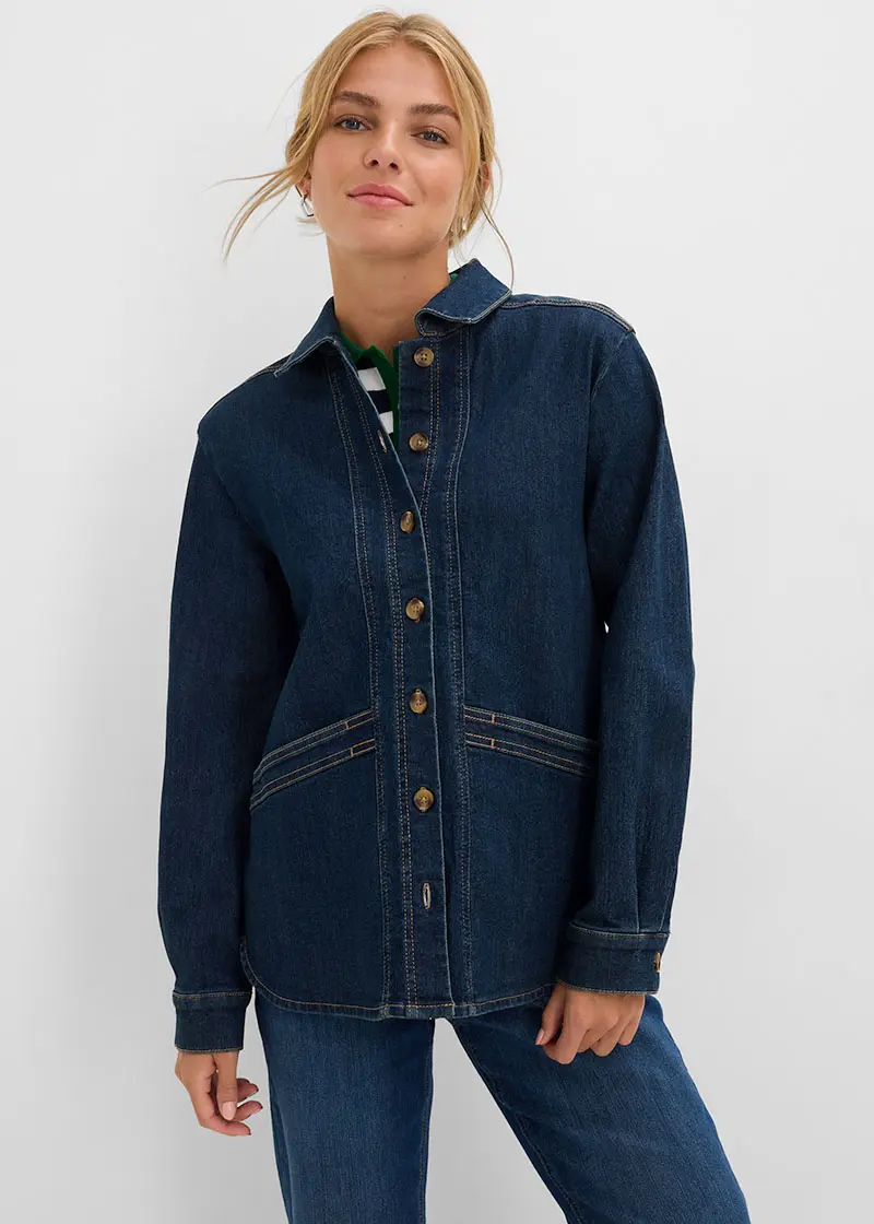 Casual spijkerjas met opvallende naden met gestreept poloshirt en jeans erbij.
