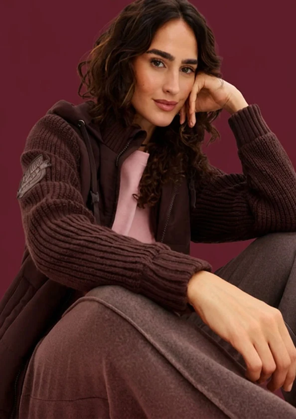 Warm vest met gebreide mouwen, roze top en bijpassende broek in bruintinten.