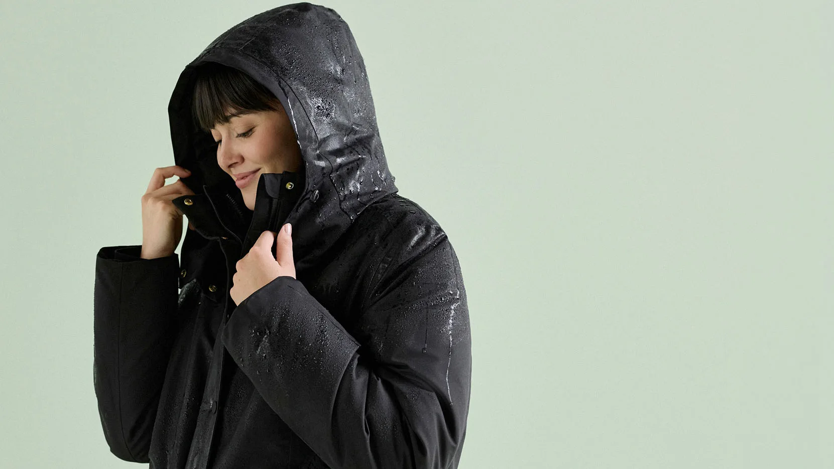 Winterse look: zwarte parka, bruine coltrui, zwarte jeans en robuuste beige laarzen.