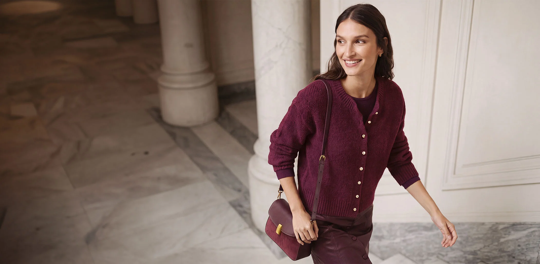 Trendy look: paisley blouse, wijde jeans, elegante schoenen en bijpassende handtas.