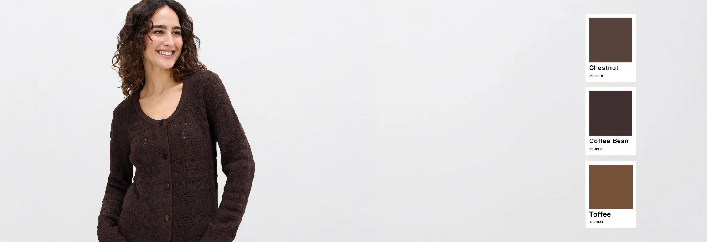 Elegante bruine blouse met strikdetail die mooi bij de tinten Chestnut en Coffee Bean past.