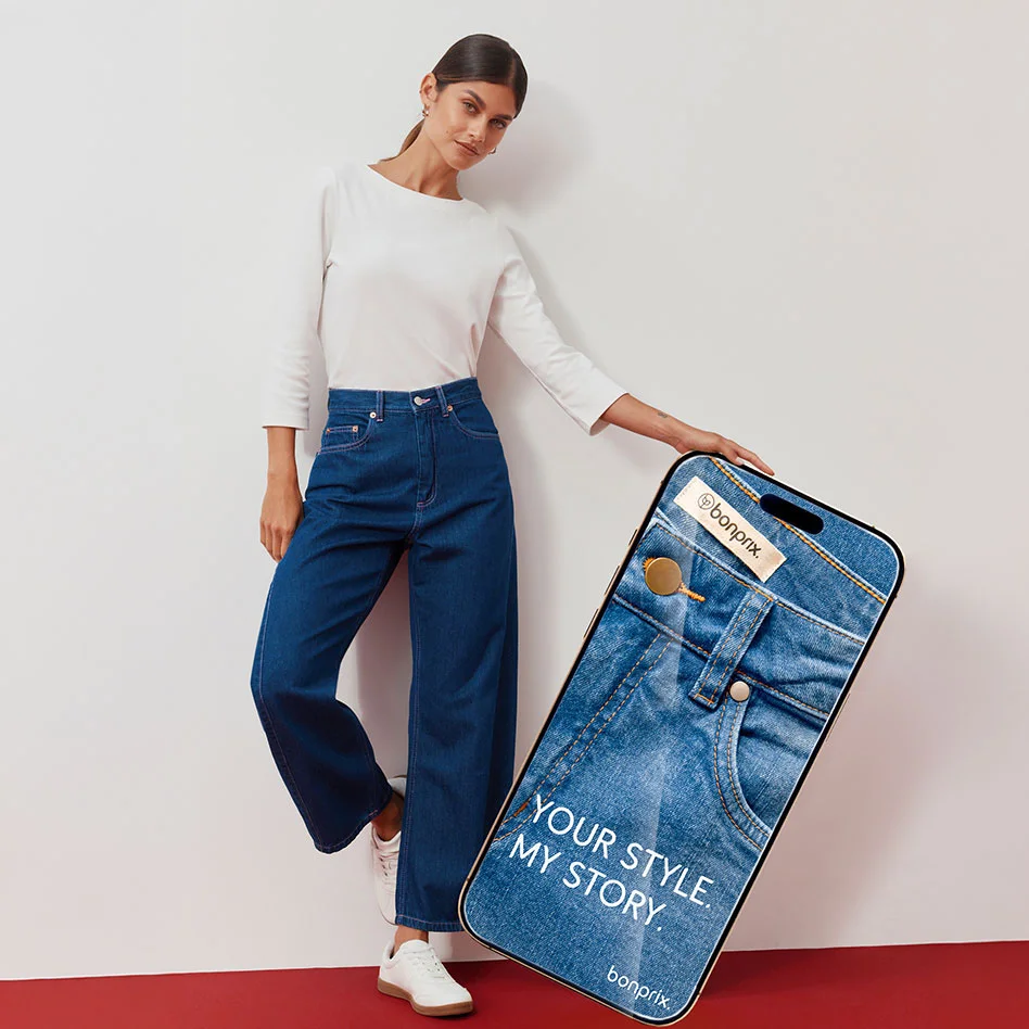 Wit shirt, trending witte jeans en sneakers.