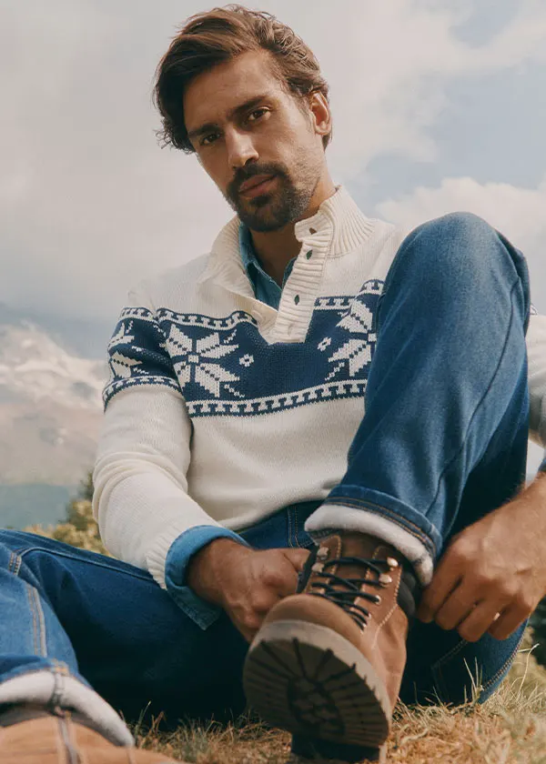 Comfortabele Fair-Isle trui, jeans en robuuste bruine wandelschoenen in de openlucht.